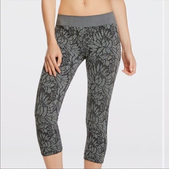 Fabletics Seamless Jacquard Capri Leggings - Medium - Picture 7 of 7